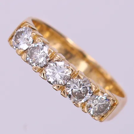 Ring med briljantslipade diamanter 5 x ca 0,20ct, tot ca 1,00ctv, kvalité ca Cr-Ca(J-L)/Si-P, stl: 18, bredd 4mm, gravyr, 18K.  Vikt: 4,5 g