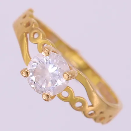 Ring med vit sten, stl 19, ca bredd 2-6,5mm, ostämplad. 18K  Vikt: 3 g