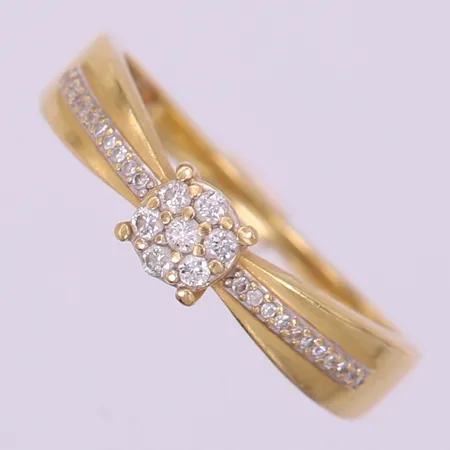 Ring med 8/8-slipade diamanter ca 7x0,01ct samt 22x0,005ct, stl 19, bredd 1,5-5mm, GHA.18K Vikt: 2,7 g