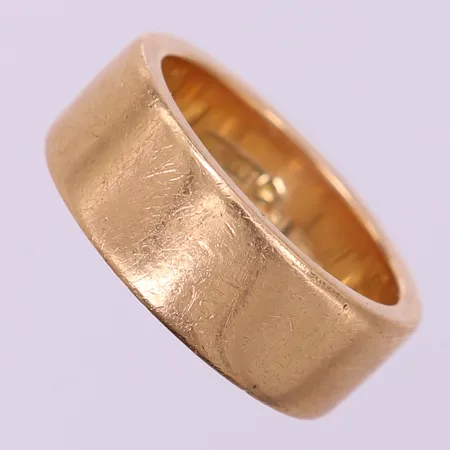 Ring med arbetad yta, stl: 18, bredd 7,8mm, 18K.  Vikt: 13,4 g
