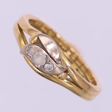 Ring med vita stenar, stl: 15¾, bredd  3-6mm, 18K.  Vikt: 3,3 g