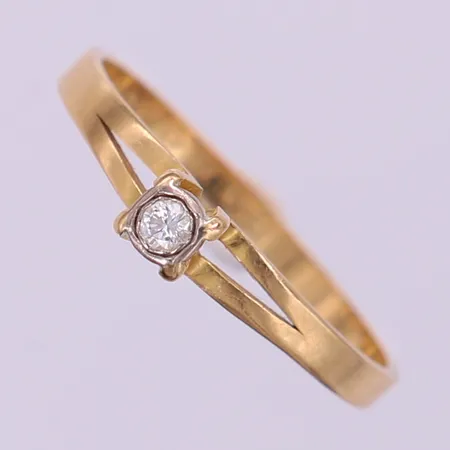 Ring med diamant 1 x ca 0,04ct, stl: 17½, bredd 2-3,5mm, 18K.  Vikt: 1,5 g