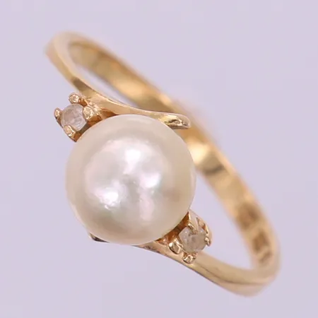 Ring med odlad pärla samt vita stenar, stl: 17, Ø7mm, bredd 1,8-7mm, 18K.  Vikt: 2,5 g