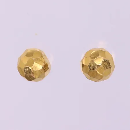 Ett par örhängen facetterade kulor, ca Ø5,5mm. 21K Vikt: 1 g