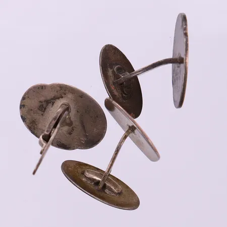 Silverskrot, gravyrer, silver 830/1000. Vikt: 12 g