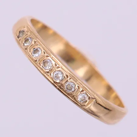 Ring med vita stenar, stl: 17½, bredd 2,6-3,2mm, ostämplat 14K.  Vikt: 1,9 g