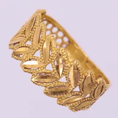 Ring med dekor, stl: 17¼, bredd 4-9mm, 21K.  Vikt: 2,8 g