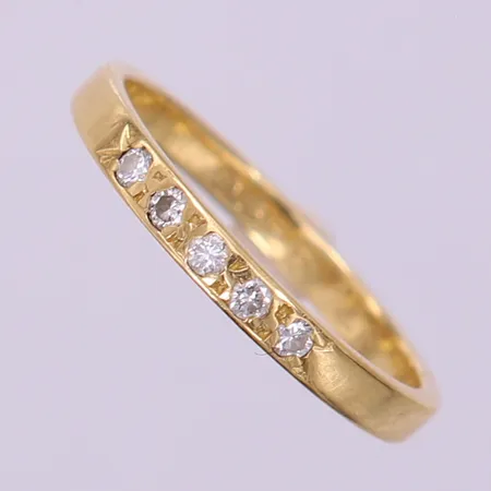 Ring med diamanter ca 5x0,02ct, stl 16, bredd 2mm, gravyr.18K Vikt: 1,8 g