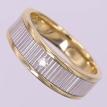 Ring tvåfärgad med diamant ca 0,05ct, stl 20, bredd 4,5-7mm, Michael Hill, Australien. 10K  Vikt: 6,8 g