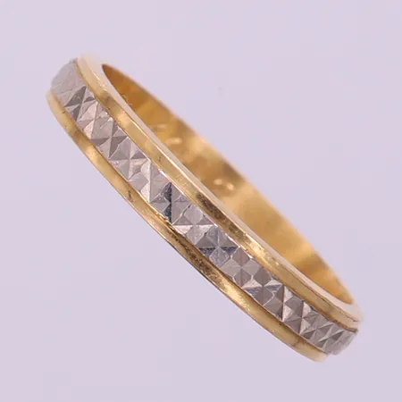 Ring tvåfärgad, stl 21, ca bredd 4mm, gravyr. 18K Vikt: 5,8 g