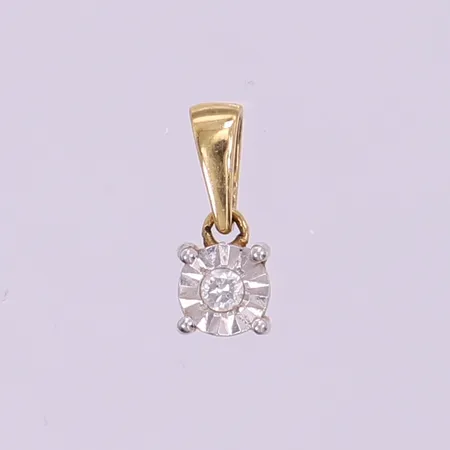 Hänge med briljantslipad diamant 1 x ca 0,02ct, 10x4mm ink ögla, fattning i vitguld, GHA, 18K.  Vikt: 0,4 g
