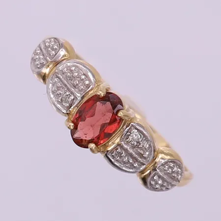 Ring med röd sten samt 2 x ca 0,005ct, stl: 17, bredd 1-6mm, bucklig, fel stämplad, 14K.  Vikt: 1,4 g