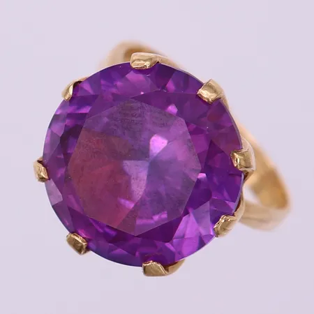 Ring med lila sten, stl: 17½, bredd 3-16,5mm, 14K.  Vikt: 6,7 g