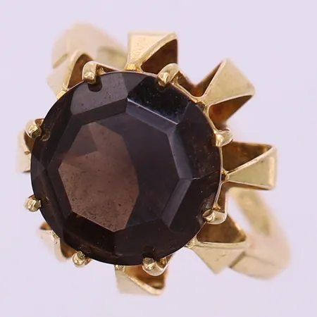 Ring med svart sten, stl: 16¾, bredd 1,7-17mm, 14K.  Vikt: 6,3 g