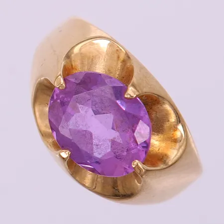 Ring med lila sten, stl: 16¾, bredd 2,5-12mm, 14K.  Vikt: 3,6 g