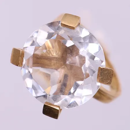 ring med vit sten, stl: 17, bredd 2-16mm, 14K. Vikt: 6,3 g