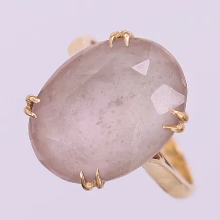 Ring med vit/rosa sten, stl: 17¼, bredd 2-16mm, sten sitter löst, 14K.  Vikt: 4,7 g
