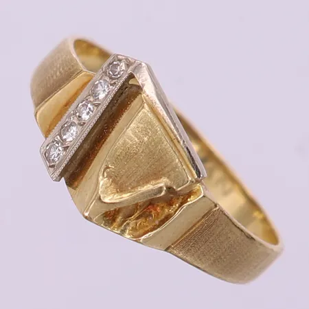 Ring med 8/8-slipade diamanter 5 x 0,01ct, stl: 18, bredd 2,5-9,5mm, fattning i vitguld, gravyr, 14K. Vikt: 2,5 g