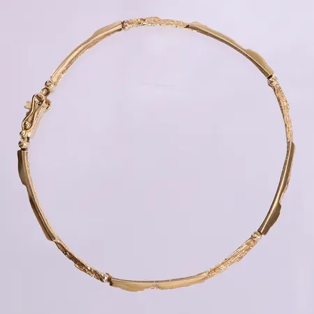 Armband med dekor, halvstelt, längd 18cm, bredd 5mm, 18K.  Vikt: 12 g
