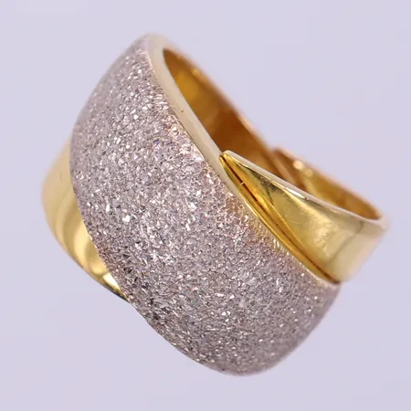 Ring med arbetad yta, stl: 17¾, bredd 5-13mm, vit/gult guld 18K.  Vikt: 8,9 g
