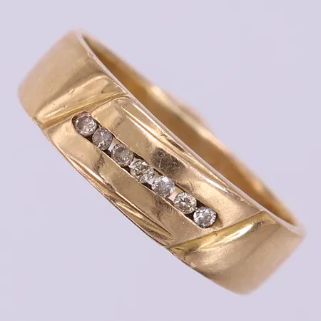 Ring med diamanter 7 x ca 0,02ct, stl: 19, bredd 5-6mm, gravyr, ostämplat 18K.  Vikt: 5,7 g