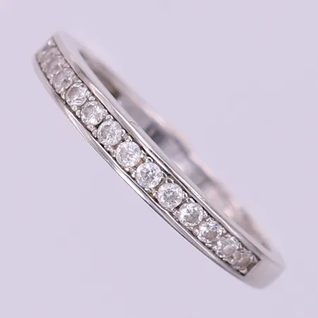 Ring med vita stenar, stl: 16½, bredd 1,8-2,8mm, vitguld 18K.  Vikt: 2,3 g