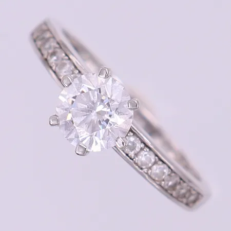 Ring med vita stenar, stl: 16½, bredd 1,8-6mm, vitguld 18K.  Vikt: 3,1 g