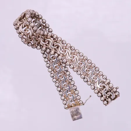 Armband Bismarck med kuldekor, längd 19,5cm, bredd 15mm, silver 835/1000.  Vikt: 36,8 g