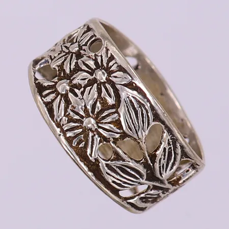 Ring med dekor, stl: 21¼, bredd 11-12mm, silver 830/1000.  Vikt: 5,7 g