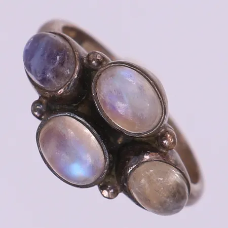 Ring med stenar, stl: 18½, bredd 3-12mm, silver 925/1000.  Vikt: 5 g