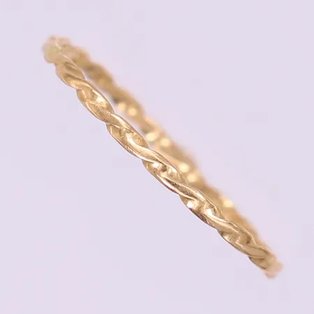 Ring, stl: 17½, bredd 1,3mm, skev, ostämplat 18K.  Vikt: 0,6 g