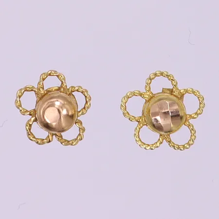 Ett par örhängen, Ø8mm, skruvstift, saknar snurrebussar, 14K.  Vikt: 0,5 g