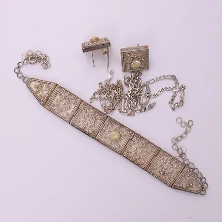 Silverskrot, defekt, silver 925/1000.  Vikt: 124,9 g