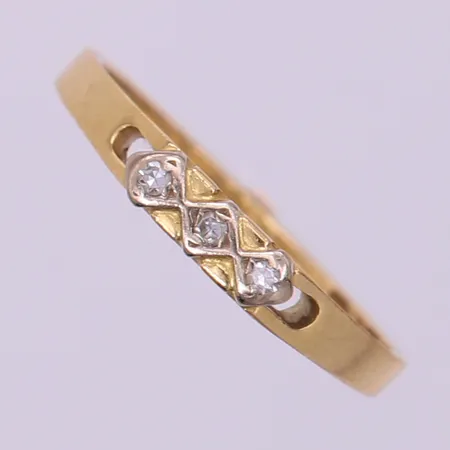 Ring med 8/8-slipade diamanter 3 x 0,01ct, stl: 16½, bredd 1,3-3mm, 18K.  Vikt: 1,6 g