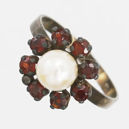 Ring med odlad saltvattenpärla, Ø 6,2mm, samt granater, stl: 16¾, silver   Vikt: 1,9 g
