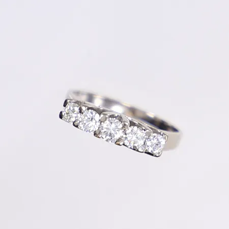 Ring med diamanter totalt 0,66ctv enligt gravyr, stl 17½, bredd 2-4mm, något ojämn skena, vitguld 18K Vikt: 4,3 g