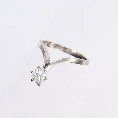 Ring med diamant 1x 0,51ct TW/VS enl. diamantcertifikat utfärdat av Ulf Bladh 1978, stl 16½, bredd 2-7mm, tillv. Juvelateljen Per-G Forslund, Malmö 1977, vitguld 18K Vikt: 3,4 g