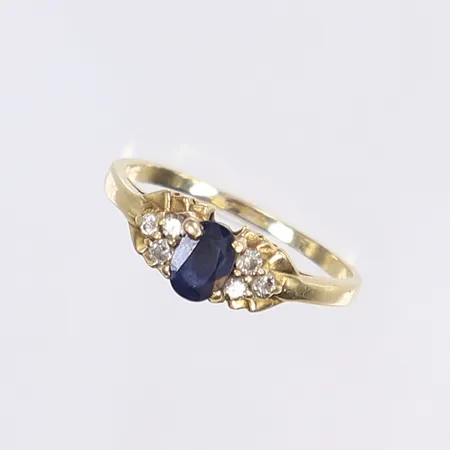 Ring med diamanter 6x ca 0,01ct samt mörk blå sten troligen safir, stl 17¾, bredd 1-6mm, 18K Vikt: 2,9 g