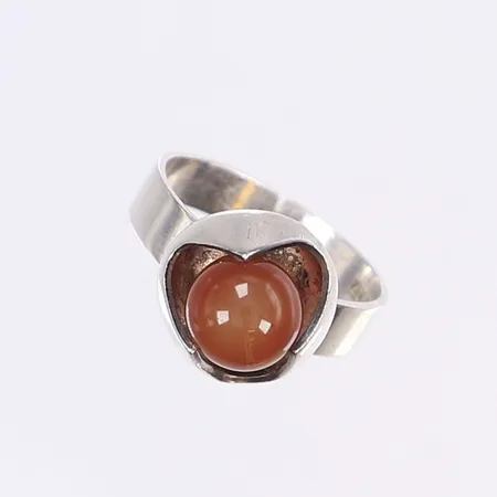 Ring med opak orange sten troligen karneol, stl 17½, bredd 4-12mm, klippt skena, 830/1000 silver, bruttovikt 4,5 g Vikt: 4,5 g