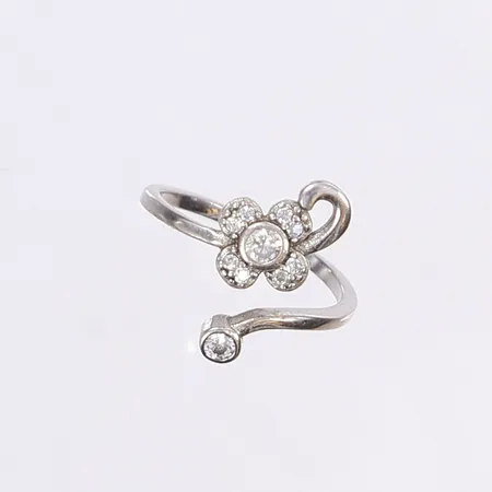 Ring med vita stenar, stl 15¼, bredd 1,5-16mm, ostämplat silver Vikt: 1,8 g