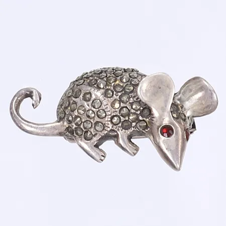 Brosch, mus med markasiter och röda stenar, 30x15mm, trasigt lås, ostämplat silver Vikt: 4,6 g