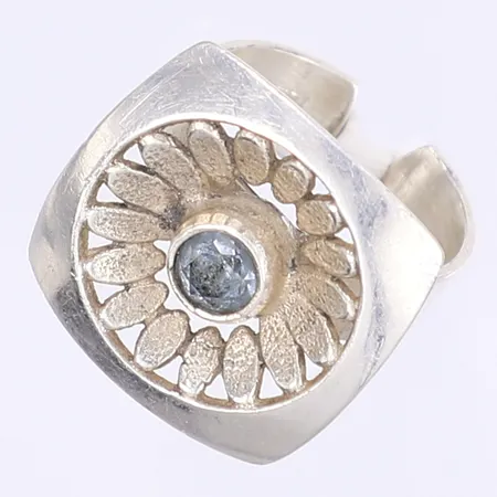 Ring med blå sten, stl 16¾, bredd 5-20mm, tillv. Kultasepät Salovaara, Åbo Finland 1972, öppen skena, silver 925/1000 Vikt: 6,2 g