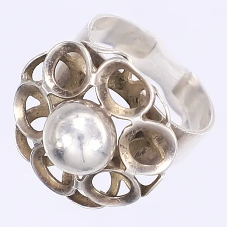 Ring, stl 18, bredd 4-21mm, tillv. Kultasepät Salovaara, Åbo Finland 1972, öppen skena, något buckligt, silver 925/1000 Vikt: 5,1 g