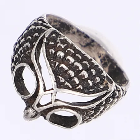 Ring, uggla, stl ca 16¾, bredd 3-14mm, bucklig skena, silver 925/1000 Vikt: 3,8 g