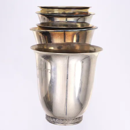 5 pokaler, höjd 5-6cm, graverade, silver 830/1000 Vikt: 138,9 g