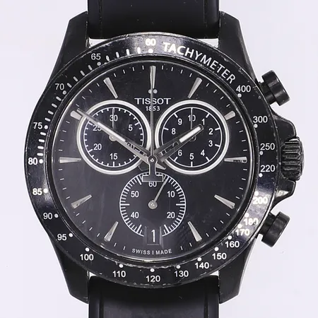 Herrut Tissot T-Sport V8, Ø42mm, quartz, datum, kronograf, svartbehandlat stål, gummilänk, gummi pålimmat på bakboett, slitage, gummilänk ej original sprickor i gummit, fungerar vid katalogiseringstillfället,