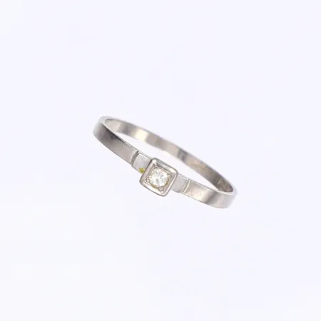 Ring med diamant 1x 0,07ct enl. gravyr, stl 19½, bredd 2-4mm, ojämn skena, vitguld 18K Vikt: 2,2 g