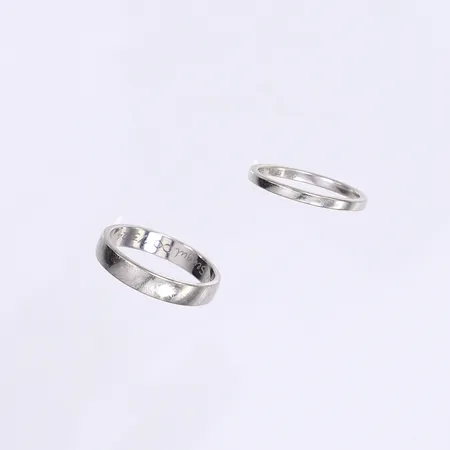2 släta ringar, gravyr, vitguld 18K Vikt: 7,8 g