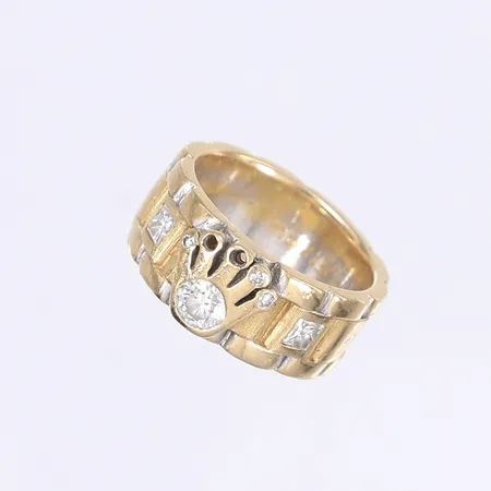 Ring med diamant 1x ca 0,50ct samt andra vita stenar, stl 20, bredd 10mm, saknar två stenar, påtagligt bruksslitage, 18K Vikt: 22,2 g