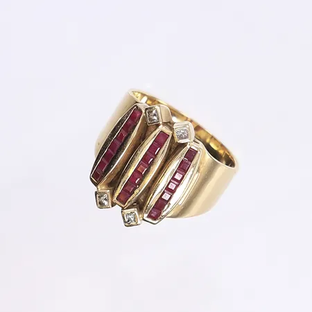 Ring med diamanter 4x prinsesslipade ca 0,01ct samt röda stenar troligen rubiner, stl 20¼, bredd 5-20mm, tillv. Guldsmedsmästarn i Göteborg AB, 2001, bruksslitage, 18K Vikt: 14,4 g